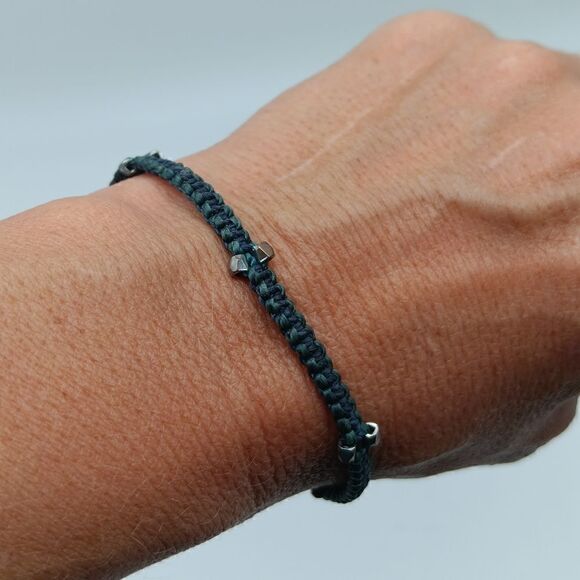 NWOT WAKAMI GLOBAL Green/Navy Blue Macreme Bracelet w/Interspersed Silver Cubes - Picture 1 of 11